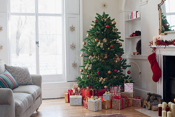 weihnachtsbaum mit geschenken umgeben - tannenbaum stock-fotos und bilder