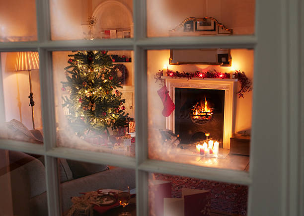 albero di natale in salotto dietro la finestra - christmas home foto e immagini stock