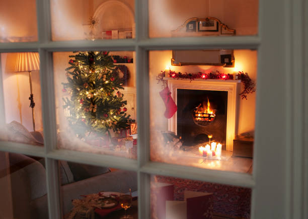 árvore de natal na sala de estar atrás da janela - window christmas night house imagens e fotografias de stock