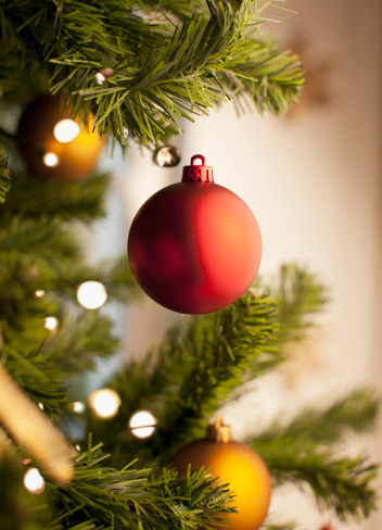 Primer plano de adorno de navidad con el árbol photo