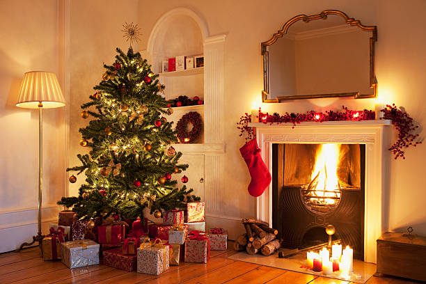 albero di natale con regali vicino al caminetto - christmas home foto e immagini stock
