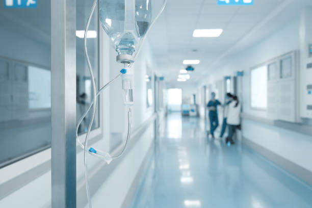 kroplówka dożylna na stojaku na tle mówiących pielęgniarek w szpitalnym korytarzu - medical equipment healthcare and medicine intensive care unit iv drip zdjęcia i obrazy z banku zdjęć