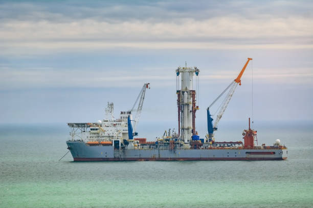 bohrer-schiff im schwarzen meer - drillship stock-fotos und bilder