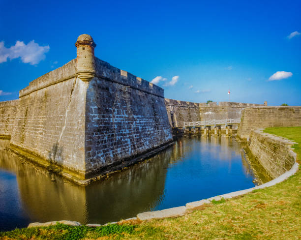 fosso rodeia o monumento nacional castillo de san marcos, florida, cheia de água - tower florida protection travel - fotografias e filmes do acervo