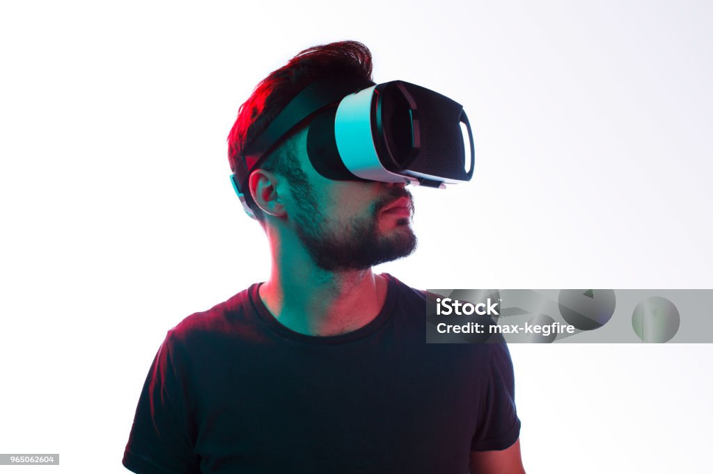 Uomo in visore VR - Foto stock royalty-free di Simulatore di realtà virtuale