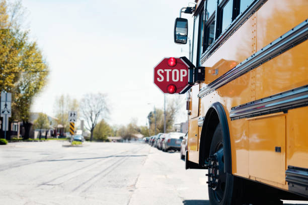 autobús escolar amarillo con señal de stop - autobús de colegio fotos fotografías e imágenes de stock