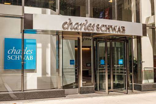 Chicago - Circa May 2018: Charles Schwab Consumer Location. The Charles Schwab Corporation Provides Brokerage, Banking and Financial Services I
