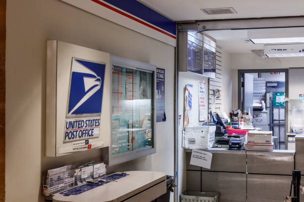 USPS Post Office Location. The USPS is Responsible for Providing Mail Delivery I Chicago - Circa May 2018: USPS Post Office Location. The USPS is Responsible for Providing Mail Delivery I united states postal service photos stock pictures, royalty-free photos & images