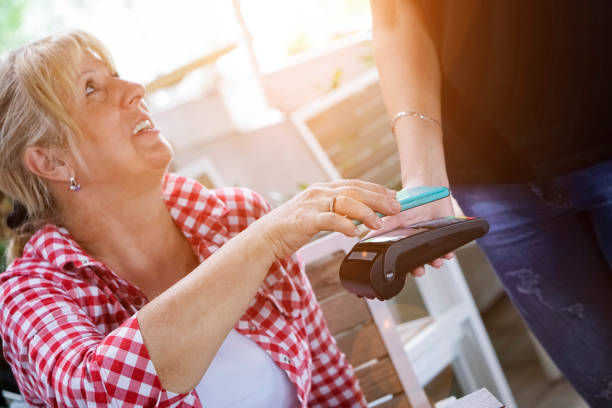 istock Senior woman Mobile payment in cafe 965096982