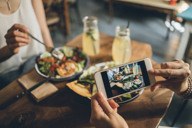 compartir los alimentos - restaurante fotos fotografías e imágenes de stock