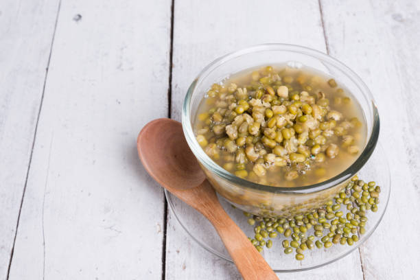 gekochte grüne mungobohnen mit zuckersirup - mung bean stock-fotos und bilder