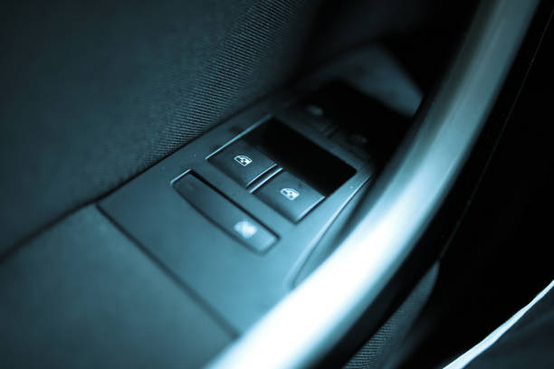 finger-push-lock-taste von autotüren - car door push button lock car stock-fotos und bilder
