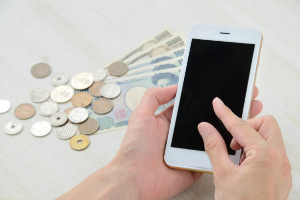 korzystanie ze smartfona podczas płacenia pieniędzy - bill mobile phone smart phone currency zdjęcia i obrazy z banku zdjęć