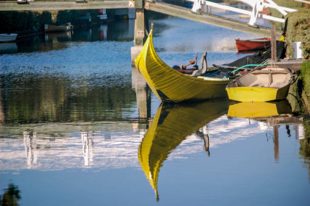 verano en los canales de venecia - venice gondola fotografías e imágenes de stock