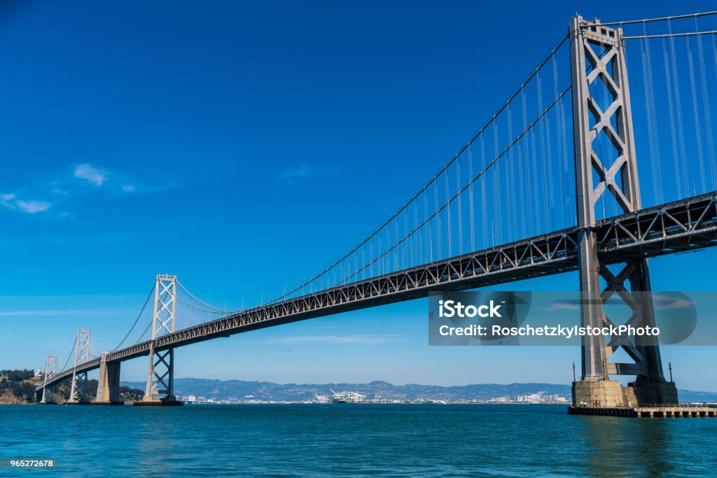 サンフランシスコ、カリフォルニア州ベイエリア国際的な観光地で吊り橋にオークランド ベイ ブリッジ - つり橋のロイヤリティフリーストックフォト