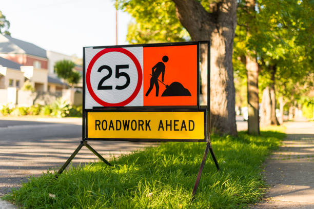 道路工事 25 制限速度警告サイン郊外通り - yellow city speed road ストックフォトと画像