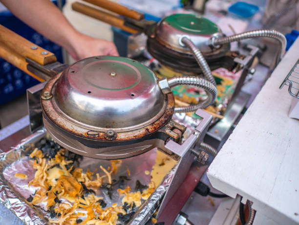 istock Cooking Hong kong waffle Macchine 965319668