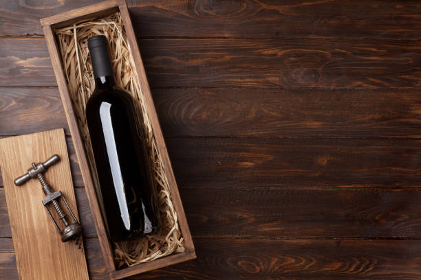 botella de vino tinto en caja - cork wine corkscrew old fotografías e imágenes de stock