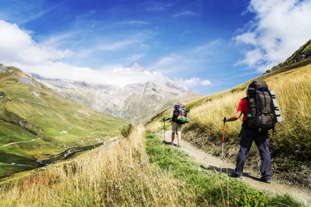 el tour du mont blanc es un viaje único de aproximadamente 200km alrededor de mont blanc que puede completarse entre 7 y 10 días pasando por italia, suiza y francia. - chamonix fotografías e imágenes de stock