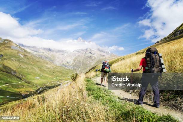 El Tour Du Mont Blanc Es Un Viaje Único De Aproximadamente 200km Alrededor De Mont Blanc Que Puede Completarse Entre 7 Y 10 Días Pasando Por Italia Suiza Y Francia Foto de stock y más banco de imágenes de Excursionismo