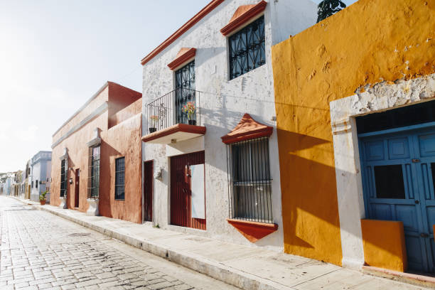 colorful colonial vide rue dans le centre historique de campeche. - campeche photos et images de collection