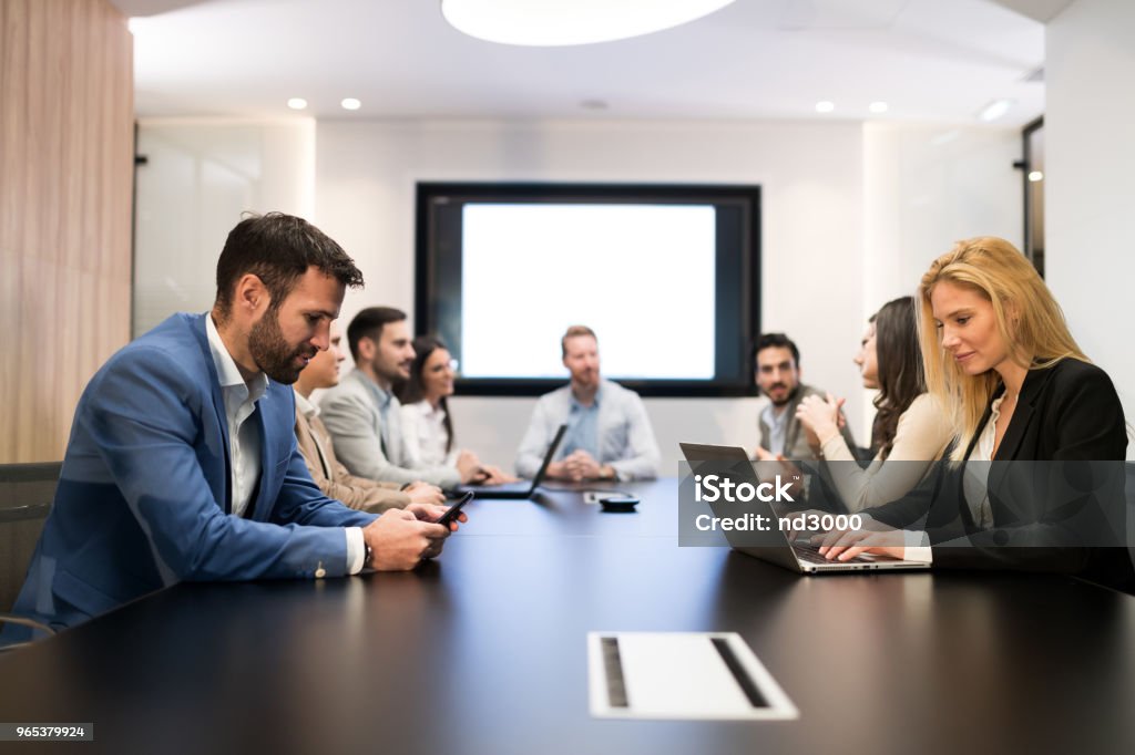 Photo de la réunion d’affaires dans la salle de conférence - Photo de Horizontal libre de droits