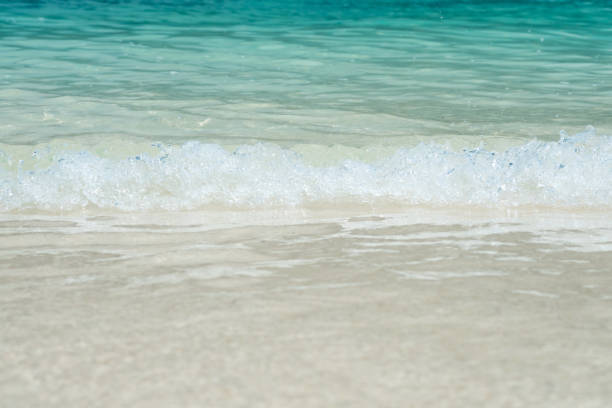 schönen weißen sandstrand mit weichen ozeanwelle im sommer wellen des blauen meeres auf dem sand bech. konzept-reisen. - bech stock-fotos und bilder