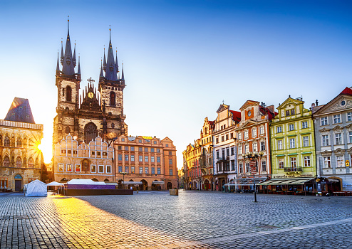 Plaza del casco antiguo y la iglesia de nuestra Señora de Týn de Praga al amanecer. República Checa photo