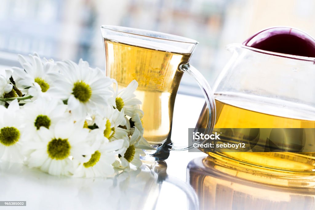 Pflanzliche Kamillentee in eine Glasschale und Glas Teekanne mit frischer Kamille Kräuter - Lizenzfrei Baumblüte Stock-Foto