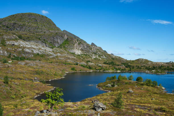 sørvågvatnet lake in ‎⁨moskenesöya,⁩ lofoten islands - non urban scene standing water waterhole landscape zdjęcia i obrazy z banku zdjęć