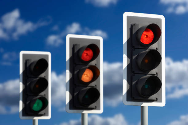 tre semafori che mostrano ambra rossa e verde - red stop stop sign go foto e immagini stock