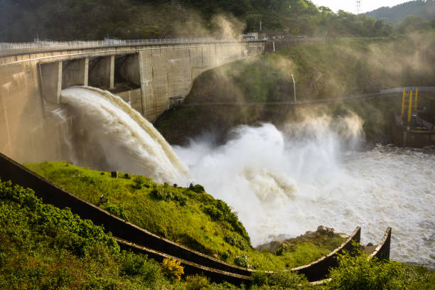 la presa de grangent, vista durante un lanzamiento de agua al atardecer, es una presa de arco de hormigón construida en 1957 en el río loira, en los alrededores de saint-étienne. - water retention fotografías e imágenes de stock