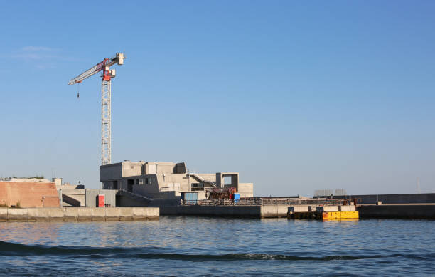 construção de uma barragem móvel para proteger a ilha de veneza fr - dam venice italy mediterranean sea italy - fotografias e filmes do acervo