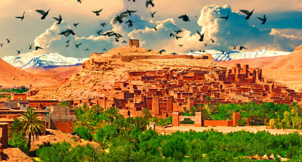 сценические пейзажи марокко. деревня уарзазате - ksar стоковые фото и изображения