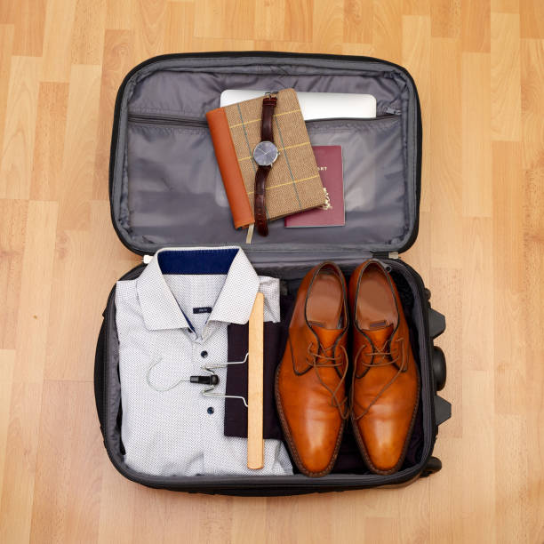 valigia uomo per breve vacanza o citytrip su pavimento in legno - citytrip foto e immagini stock