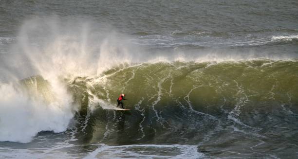 surfista de onda grande ao pôr do sol - full length one person action australian culture - fotografias e filmes do acervo