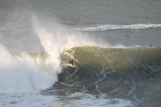 surfista de onda grande ao pôr do sol - full length one person action australian culture - fotografias e filmes do acervo