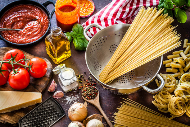 ingredienti per cucinare la pasta italiana - garlic cooking oil cutting board horizontal foto e immagini stock