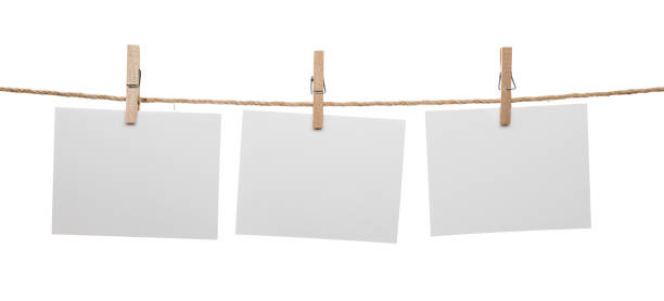 tarjetas en blanco con copia espacio colgando - pinza de colgar la ropa fotografías e imágenes de stock