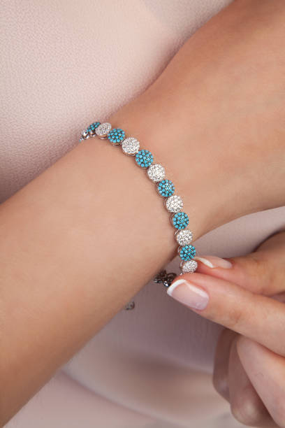 rotgold-diamant-armband mit blauen edelstein steinen - jewelry fashion model women gem stock-fotos und bilder