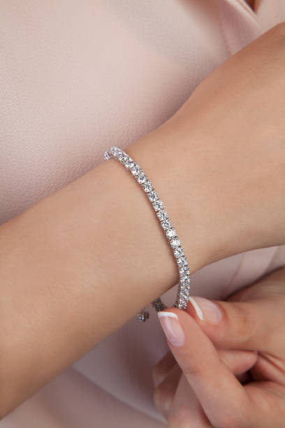 여성을 위한 다이아몬드 팔찌 웨딩 선물 제품 사진 - fake jewelry 뉴스 사진 이미지
