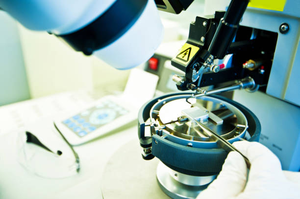 Preparing A Specimen Holder And Probe Pins Of A Microscope In The Laboratory / Cleanroom High Resolution Optical Microscope In The Laboratory electron microscope stock pictures, royalty-free photos & images