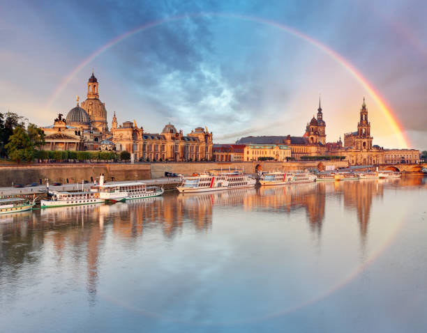 dresden, deutschland-alte stadt skyline mit regenbogen - dresden nacht stock-fotos und bilder