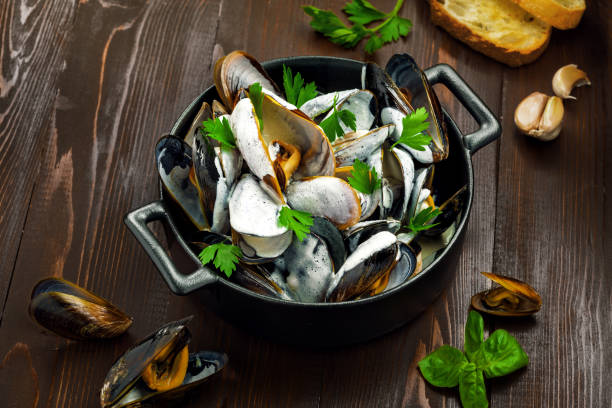 istock Mussels in white cream sauce 965474334