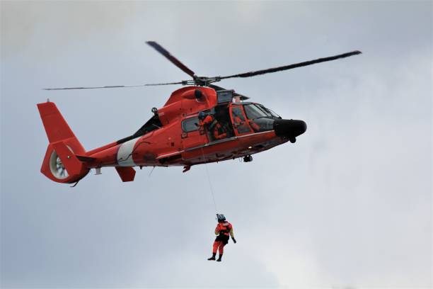 coast guard medizinische notfallrettung von einem kreuzfahrtschiff - rescue helicopter coast guard protection stock-fotos und bilder