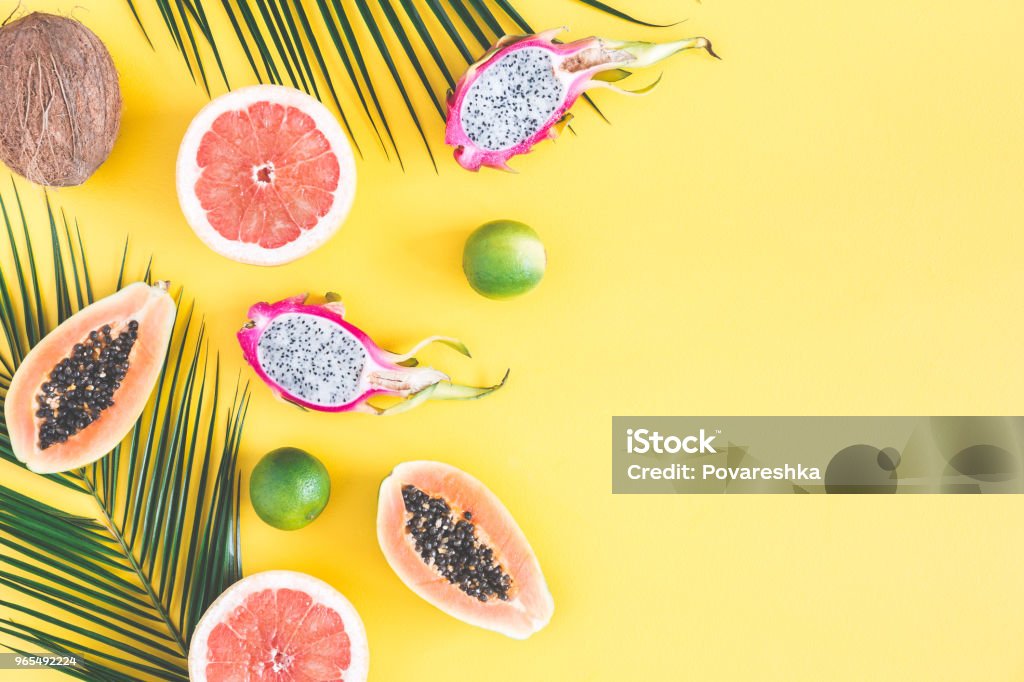 Fruits d’été sur fond jaune. Vue plate Lapointe, top - Photo de A la mode libre de droits