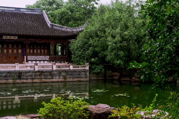 Xixi Hangzhou National Wetland Park is a national wetland park in China, located at the west part of Hangzhou, Zhejiang province. The park is densely crisscrossed with six main watercourses, among which are scattered various ponds, lakes and swamps parque del humedal de xixi hangzhou nacional es un parque nacional de humedales en china, situado en la parte de oeste de hangzhou, provincia de zhejiang. el parque está densamente atravesado por seis cursos de agua principales, entre los que se encuentra