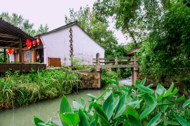 Xixi Hangzhou National Wetland Park is a national wetland park in China, located at the west part of Hangzhou, Zhejiang province. The park is densely crisscrossed with six main watercourses, among which are scattered various ponds, lakes and swamps parque del humedal de xixi hangzhou nacional es un parque nacional de humedales en china, situado en la parte de oeste de hangzhou, provincia de zhejiang. el parque está densamente atravesado por seis cursos de agua principales, entre los que se encuentra
