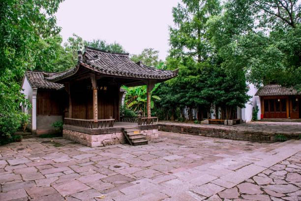 Xixi Hangzhou National Wetland Park is a national wetland park in China, located at the west part of Hangzhou, Zhejiang province. The park is densely crisscrossed with six main watercourses, among which are scattered various ponds, lakes and swamps parque del humedal de xixi hangzhou nacional es un parque nacional de humedales en china, situado en la parte de oeste de hangzhou, provincia de zhejiang. el parque está densamente atravesado por seis cursos de agua principales, entre los que se encuentra