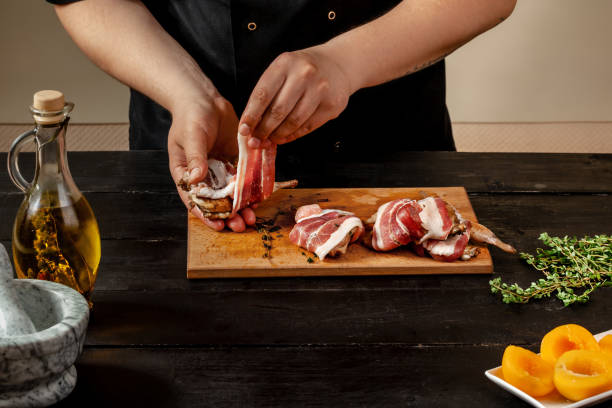 Preparación especialidad de codornices, codornices con tocino del balanceo